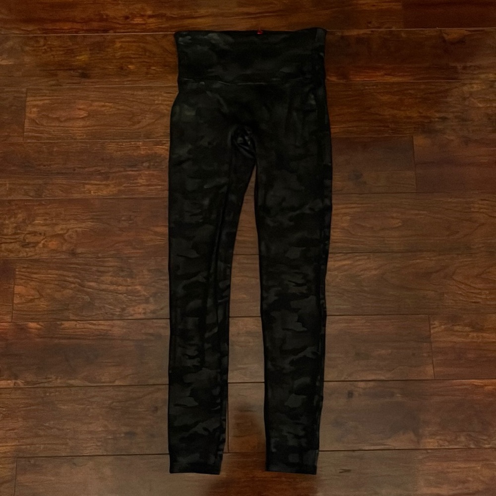 NWOT SPANX Black Camo Leggings